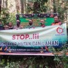 Pemasangan soanduk himbauan mencegah kebakaran hutan.